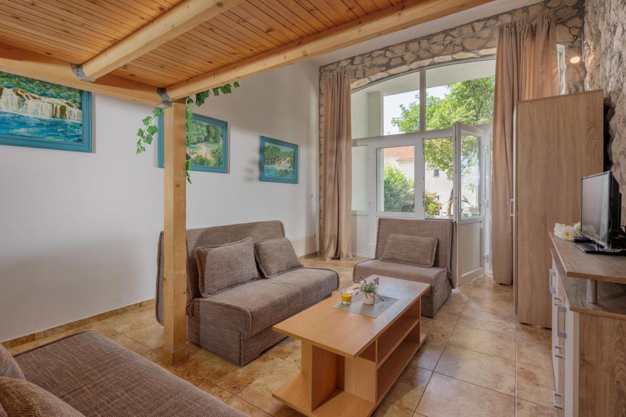 Apartments Tommi Драмал Екстериор снимка